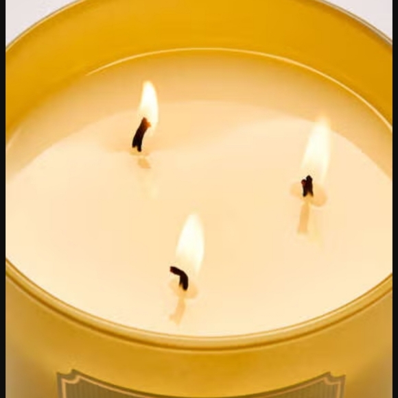 White Barn-" Kitchen Lemon 🍋 Candle (3-Wick) 14.5oz - Picture 2 of 3